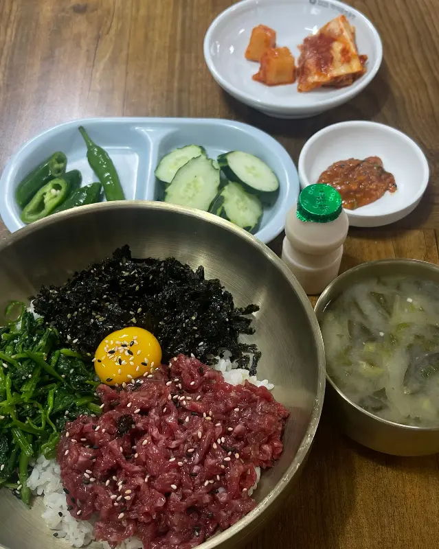 정갈하게 차려진 밑반찬과 육회비빔밥