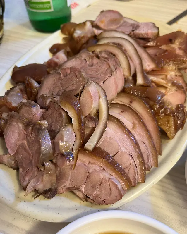 윤기가 흐르는 족발