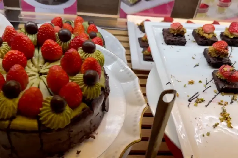 달콤한 딸기가 듬뿍 올라간 케이크