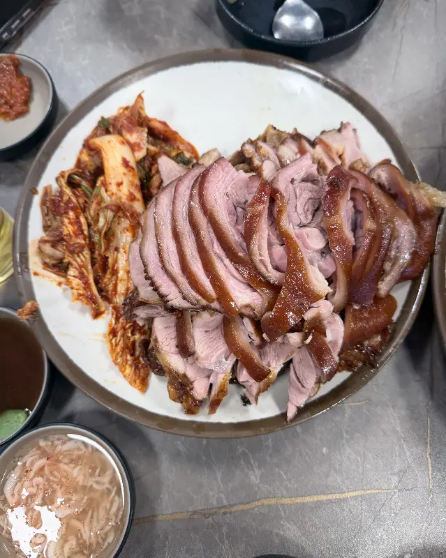 상추쌈에 보쌈과 김치를 올려 한 입에 쏙