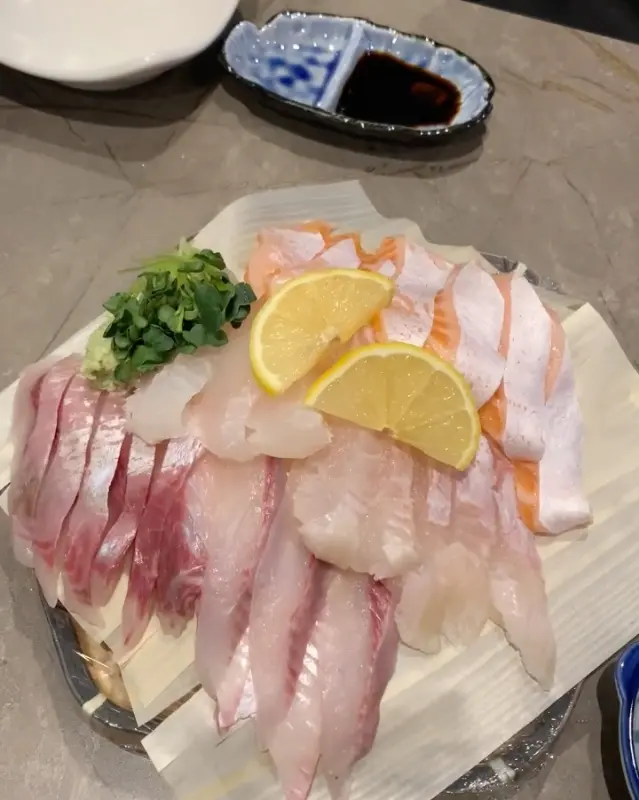 다채로운 모듬 회 한 상