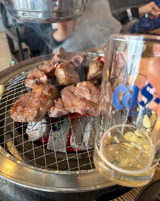 고기와 함께 맥주 한 잔