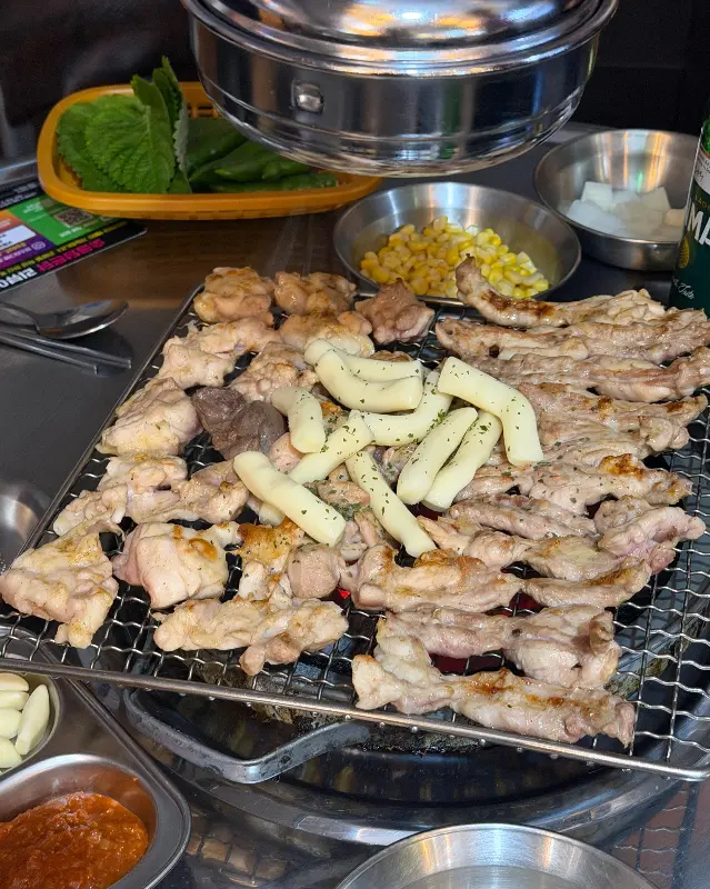 숯불 위에서 구워지는 닭다리살과 닭목살