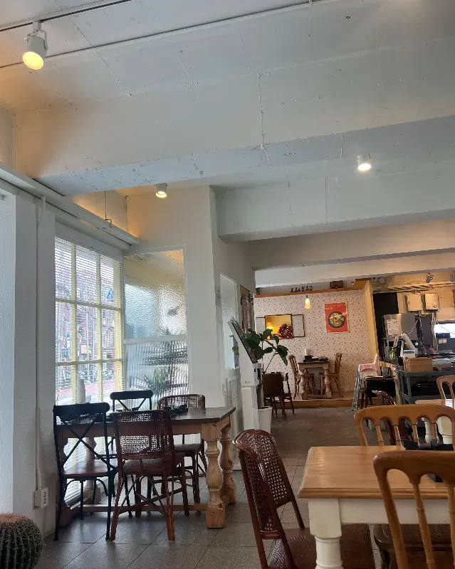 선인장 식당 내부 인테리어