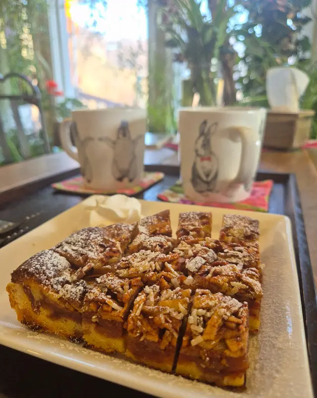 잘게 잘린 호두파이 조각이 담긴 접시