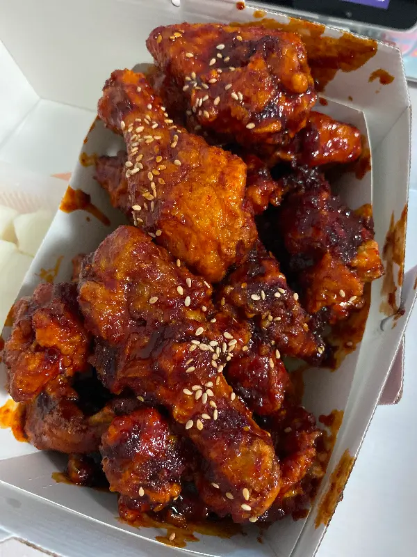 깨가 솔솔 뿌려진 양념 치킨