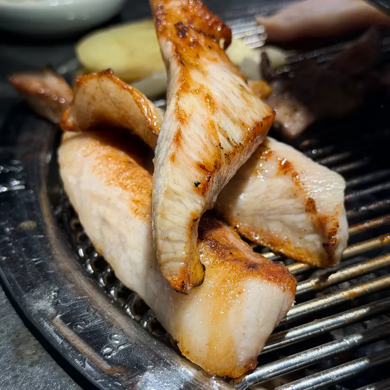 노릇하게 구워진 돼지갈비