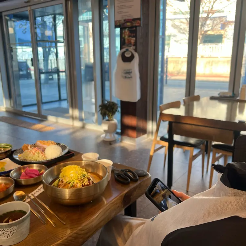 밝고 깨끗한 매장 내부