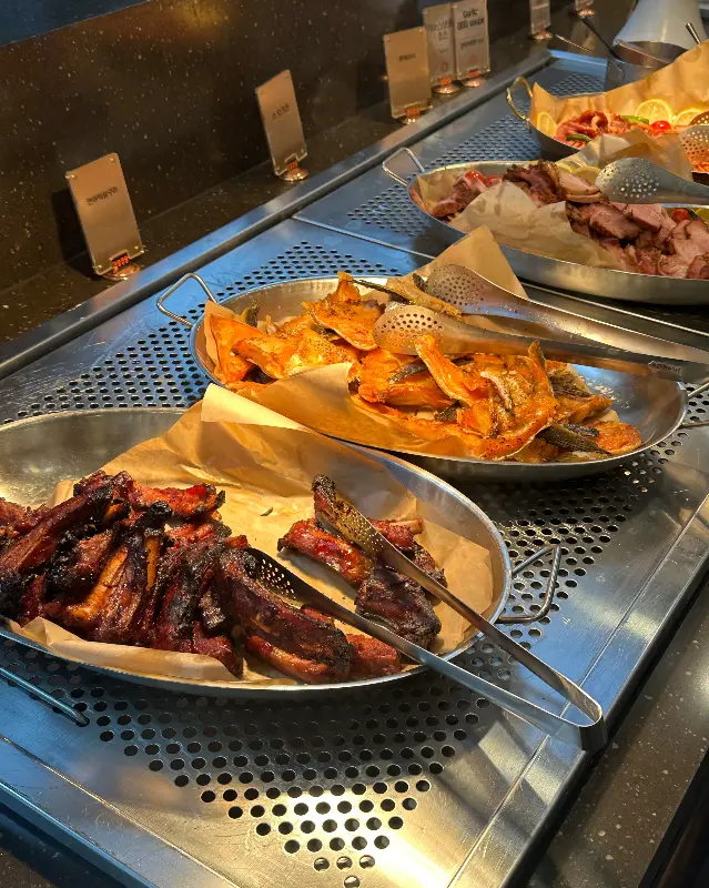 다양한 튀김과 구이 요리