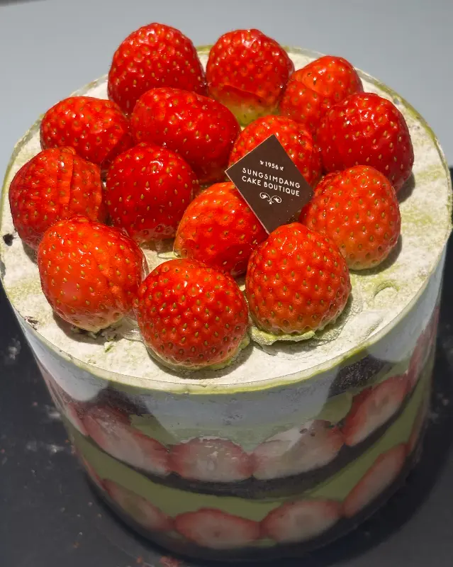 싱싱한 딸기가 듬뿍 올라간 딸기 시루 케이크