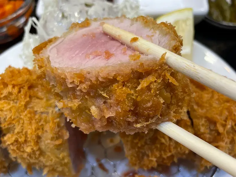 젓가락으로 집은 돈까스