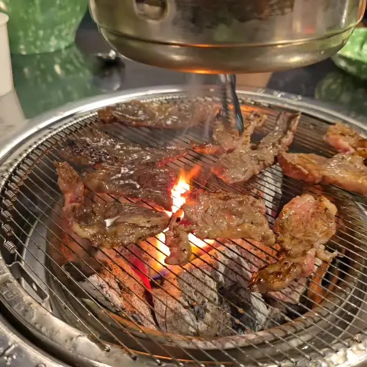 숯불 위에서 맛있게 구워지고 있는 갈비살