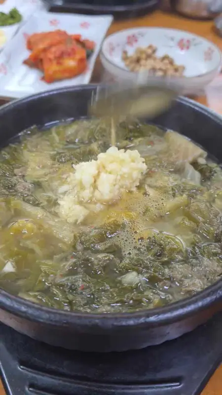 추어탕에 다진 마늘 추가