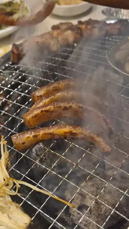 노릇노릇 구워지는 돼지 껍데기