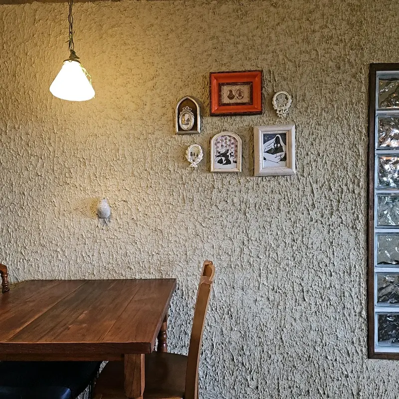 따뜻한 색감의 벽과 액자 인테리어