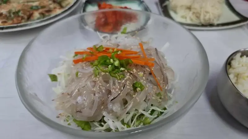 푸짐한 오징어 물회