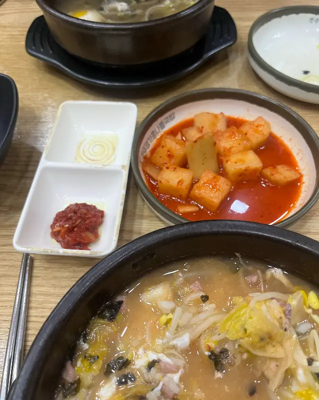 잘 익은 깍두기와 젓갈