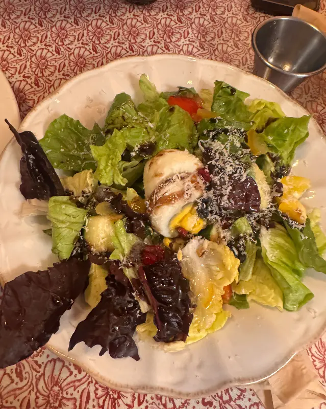 신선한 채소가 가득한 샐러드