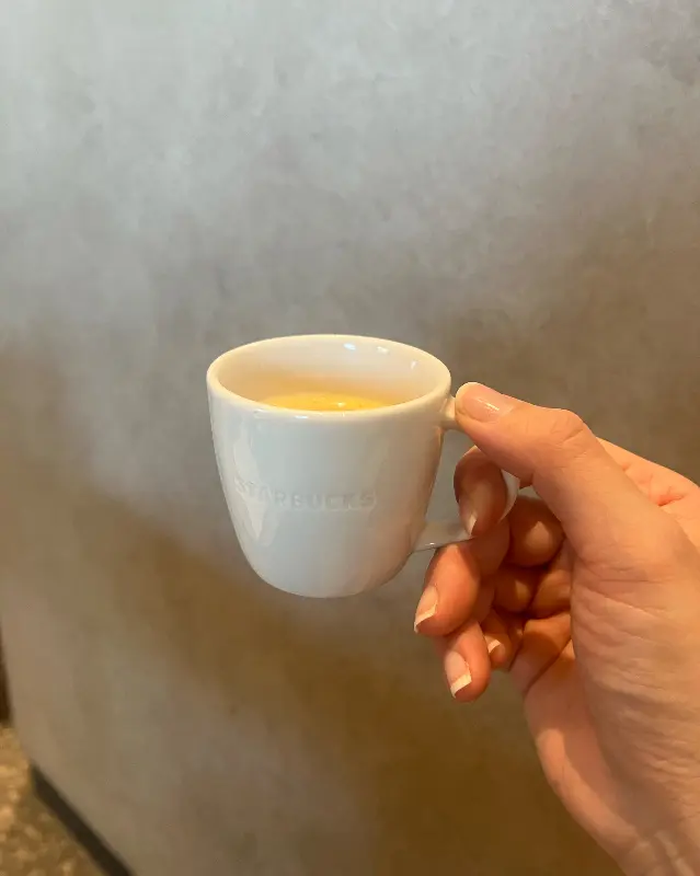 손에 들린 따뜻한 커피 잔