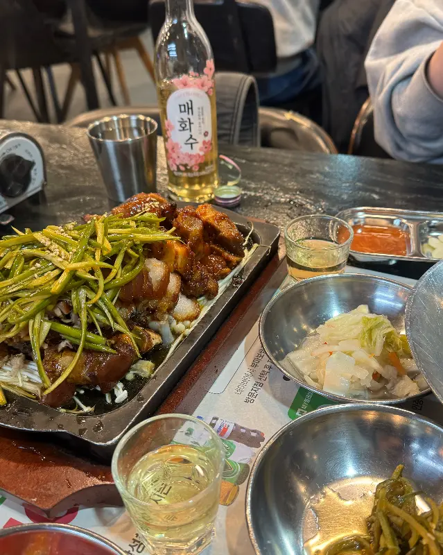 술 한 잔과 함께 즐기는 족발 보쌈