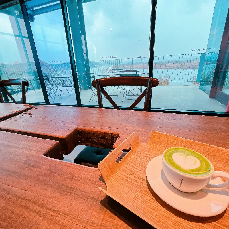 테이블과 의자, 그리고 창밖 풍경