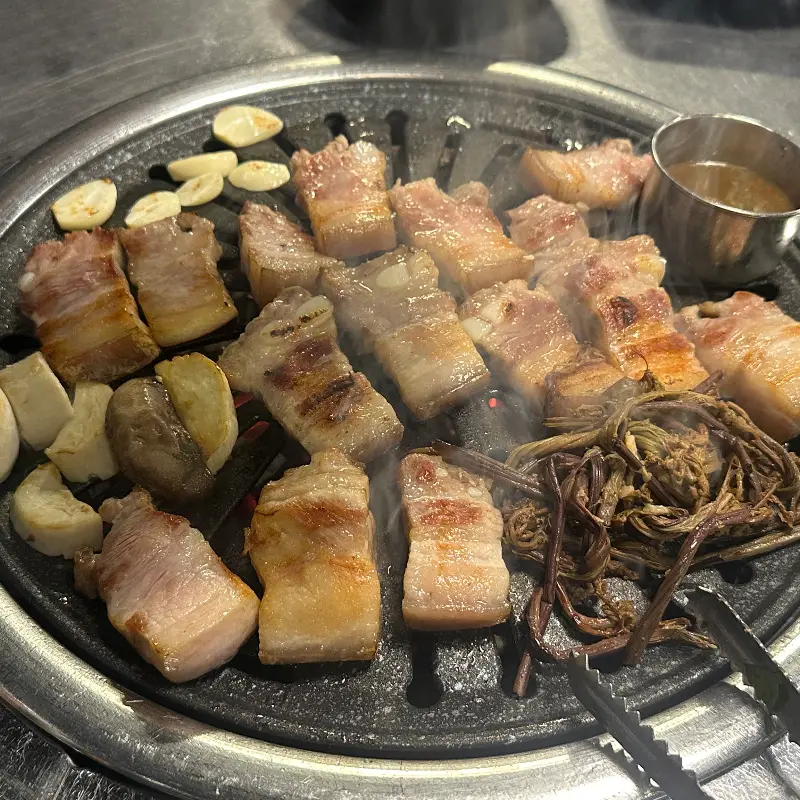 불판 위에서 익어가는 흑돼지 근고기
