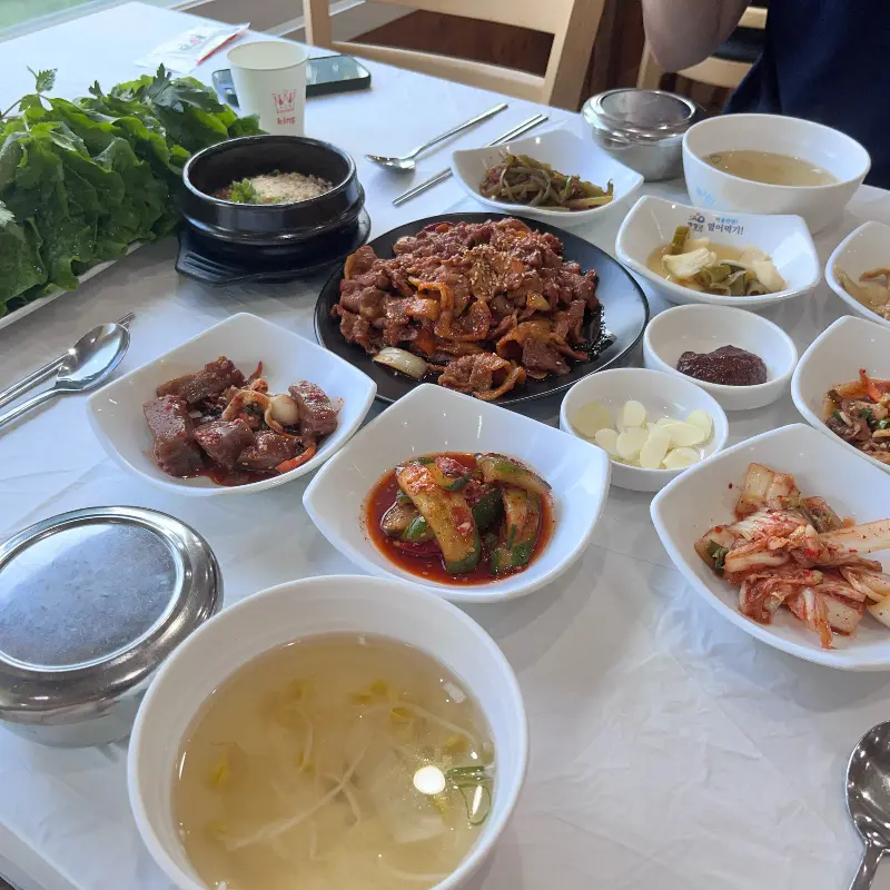 싱싱한 쌈 채소와 우렁쌈장, 제육볶음의 조화