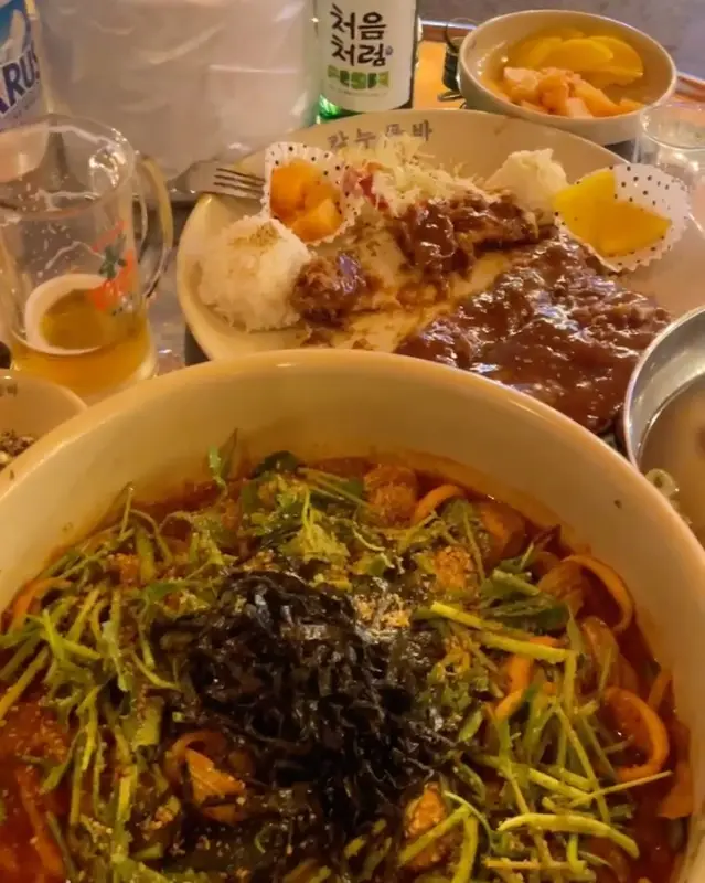 푸짐하게 차려진 칼국수와 돈까스