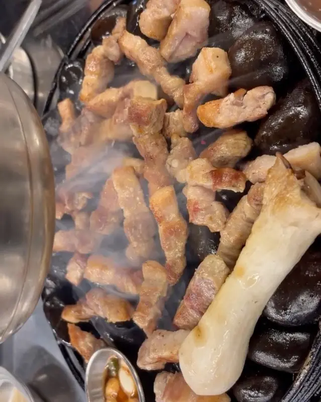 고기를 자르는 모습