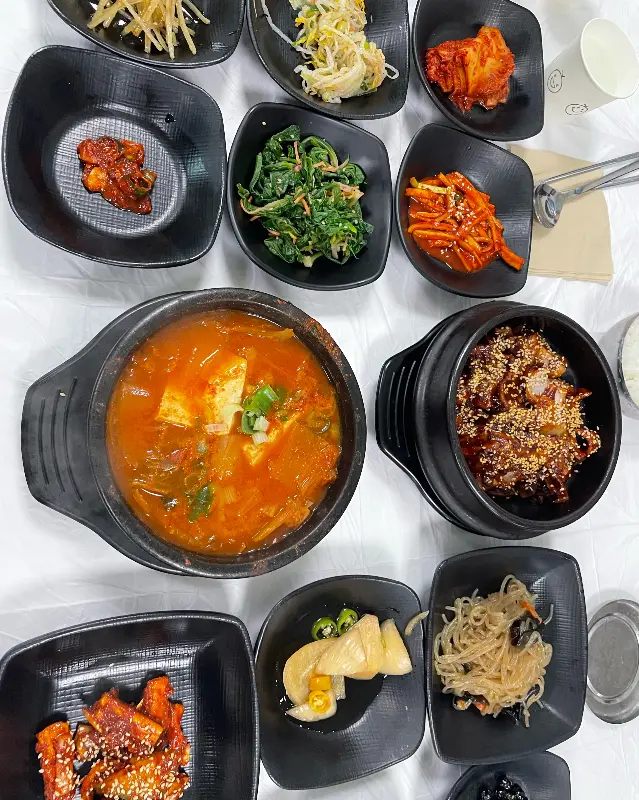 다채로운 밑반찬 구성