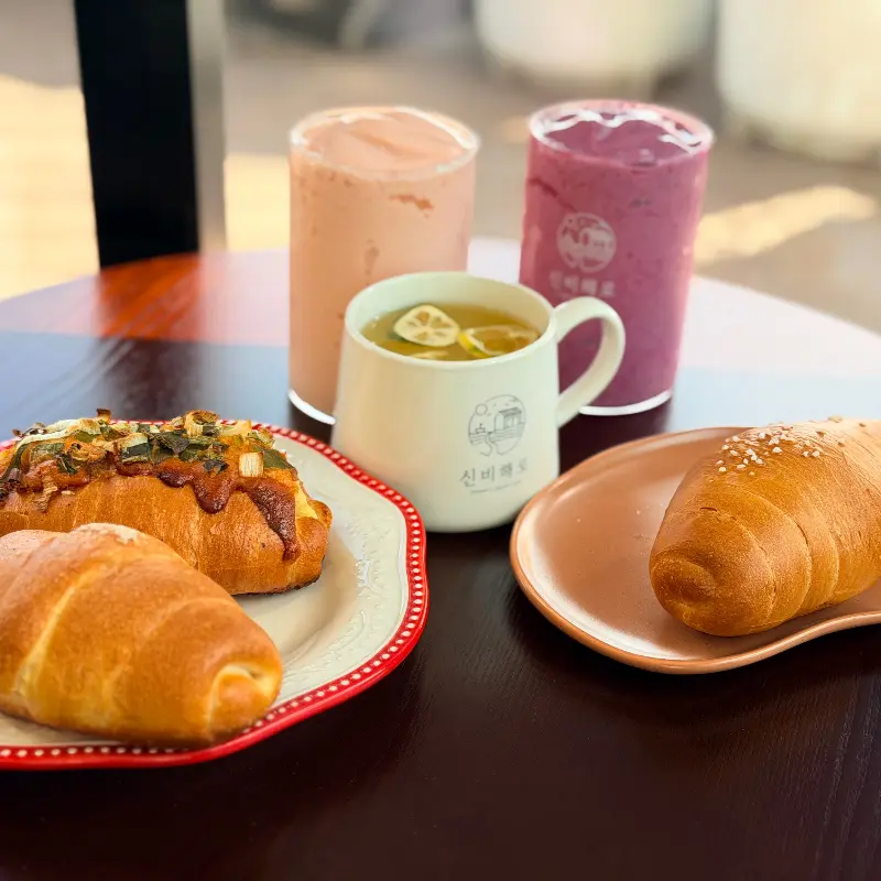다양한 종류의 빵과 음료