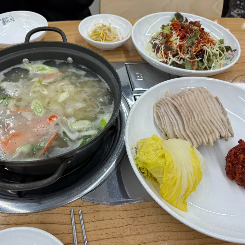서비스 칼국수의 푸짐한 비주얼