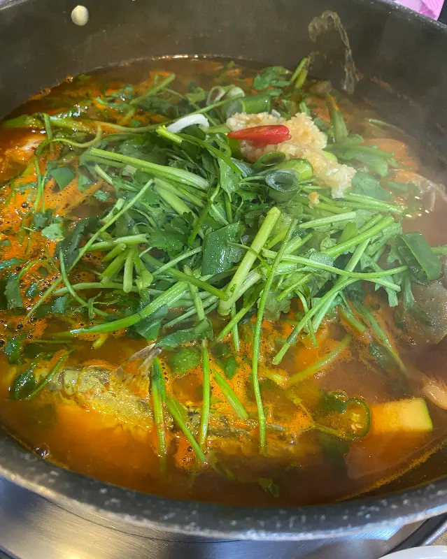 미나리가 듬뿍 올려진 메기 매운탕