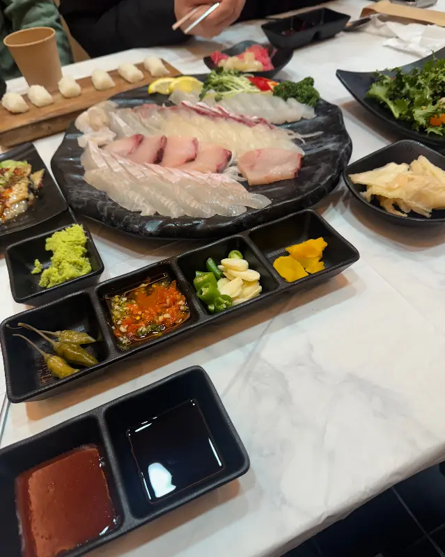 윤기가 흐르는 신선한 대방어 회