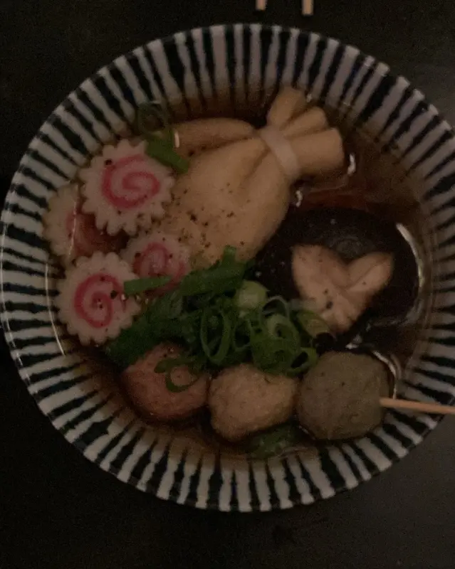 다양한 술병이 진열된 모습