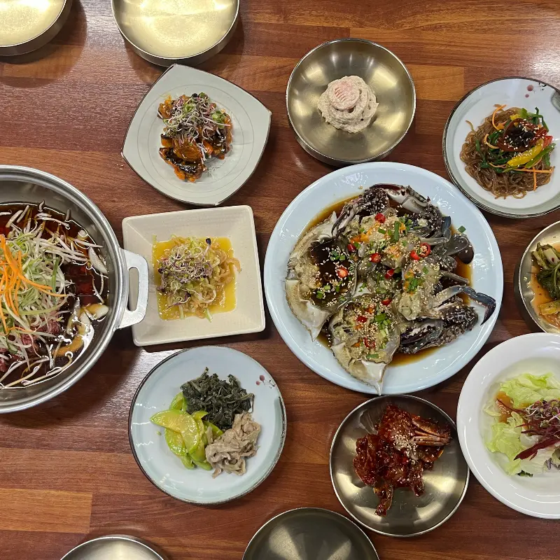 다양한 반찬들로 가득한 한 상