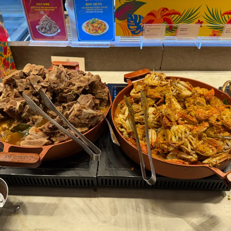 다양한 따뜻한 요리들이 준비된 코너