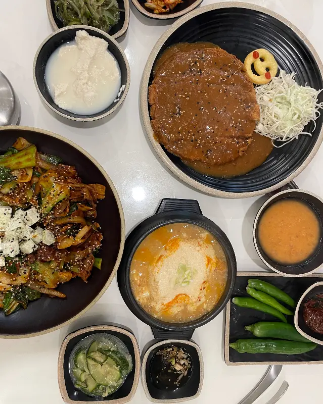 순두부찌개와 두부돈까스, 두루치기 등 푸짐한 한 상 차림