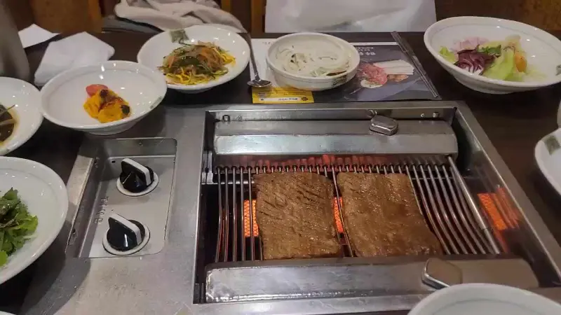 돼지갈비와 밑반찬