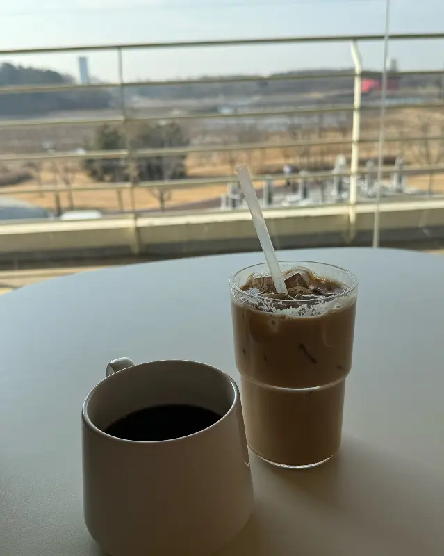 통창으로 보이는 감못 뷰와 커피