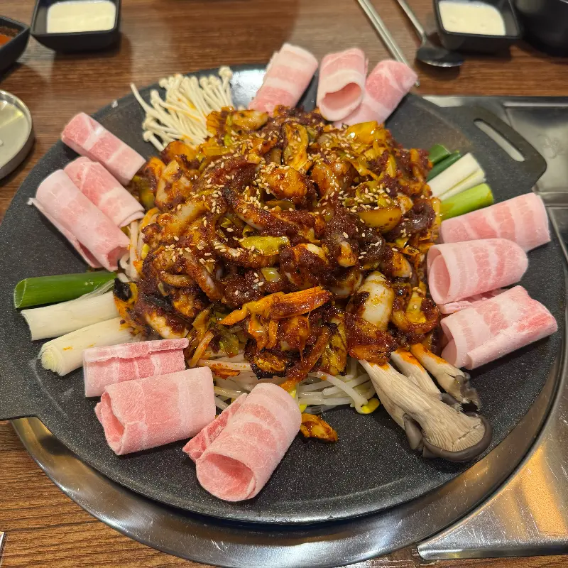 철판 쭈꾸미 삼겹살의 화려한 비주얼