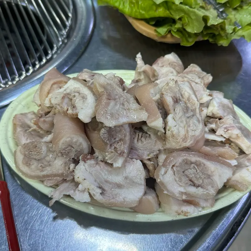 돼지 꼬리 한 접시