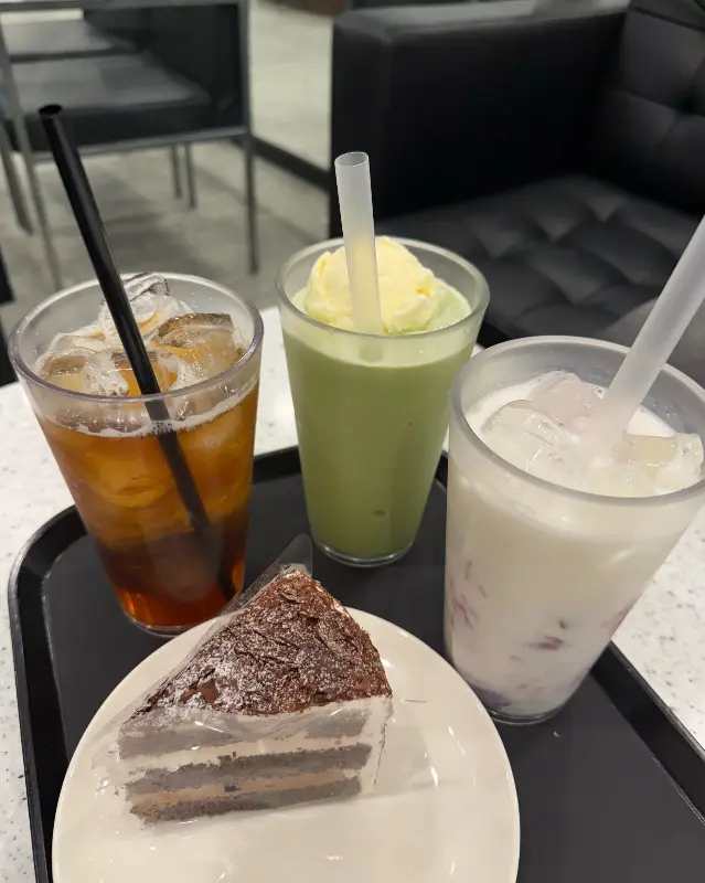 다양한 음료와 케이크