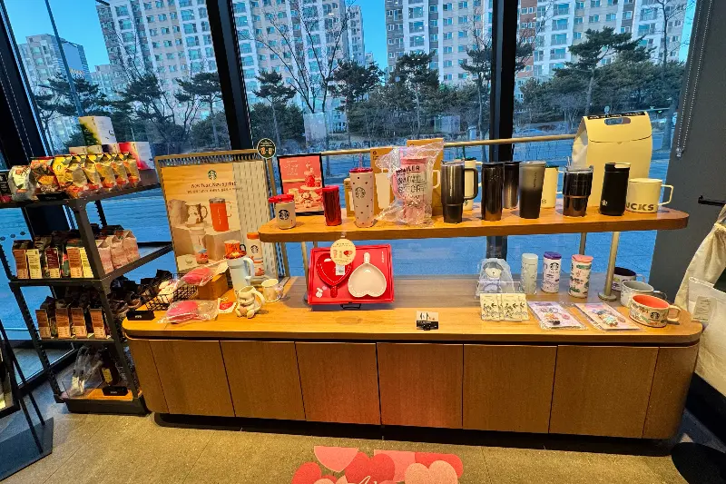 스타벅스 상품 진열대