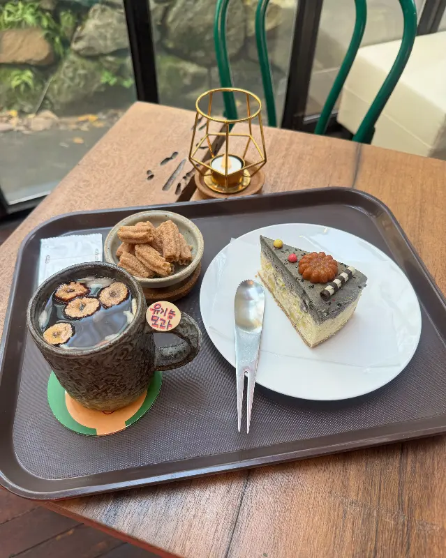 흑임자 치즈케이크와 오미자차