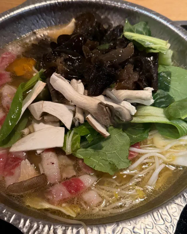 싱싱한 야채와 와규가 어우러진 샤브샤브