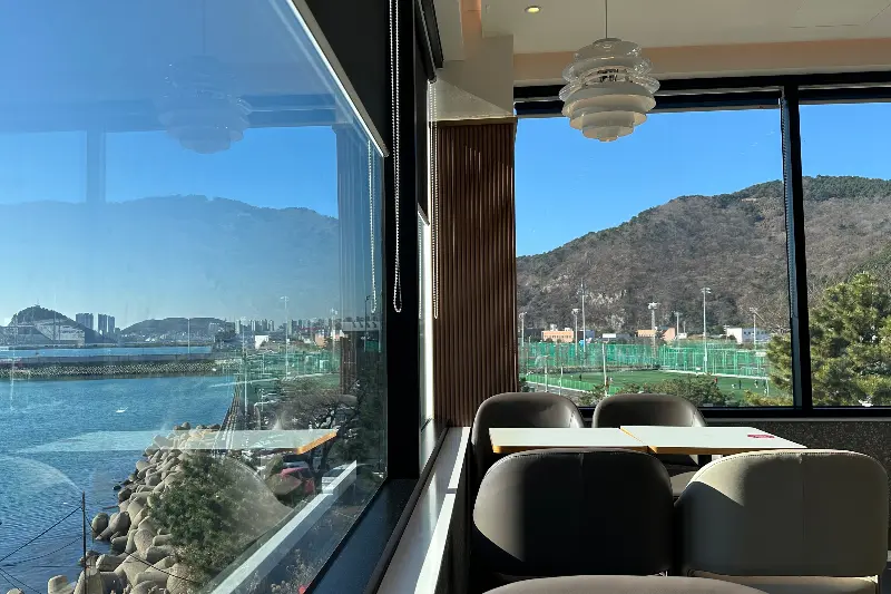 투썸플레이스 부산백운포점 2층에서 바라본 풍경