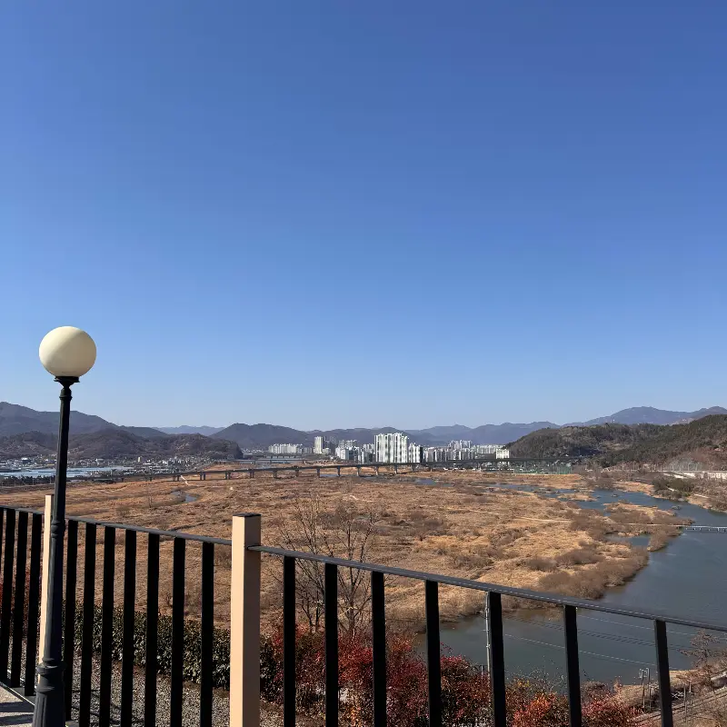 카페 남포리에서 바라본 밀양강 풍경