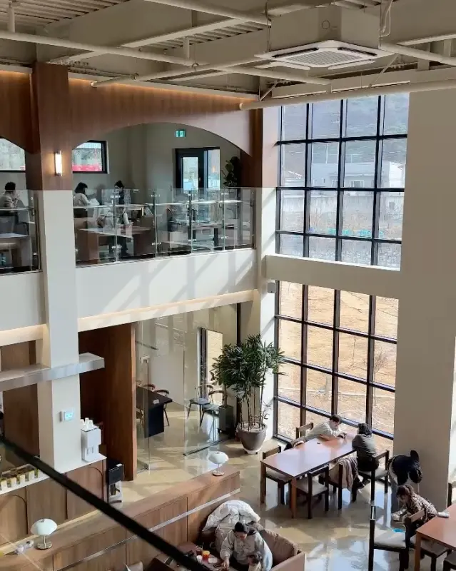 2층에서 바라본 카페 내부