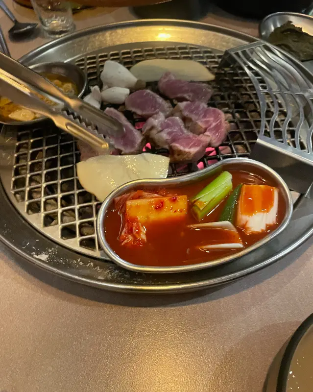 고기와 구운 김치